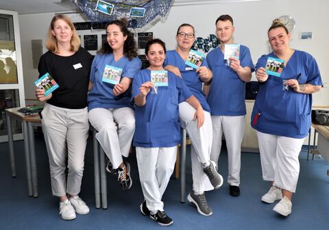 Das Team der B2 freut sich über die Aufmerksamkeit der Krankenhausleitung. Bild: Andrea Jagode